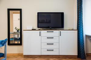 TV a/nebo společenská místnost v ubytování Old Town Eclectic Apartment for 6 people