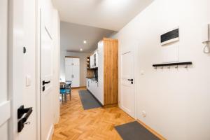 TV a/nebo společenská místnost v ubytování Old Town Eclectic Apartment for 6 people