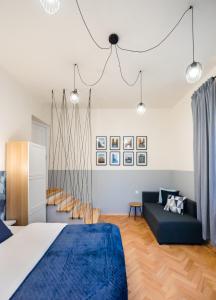 Postel nebo postele na pokoji v ubytování Old Town Eclectic Apartment for 6 people