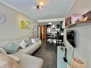 salon z kanapą i jadalnią w obiekcie GIRALDA 2 w mieście Ponteareas