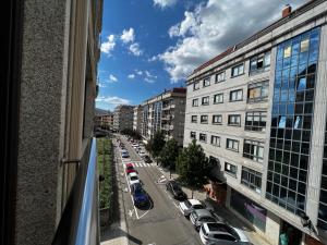 widok z okna ulicy miejskiej z zaparkowanymi samochodami w obiekcie GIRALDA 2 w mieście Ponteareas