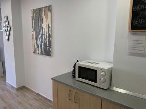 - un four micro-ondes installé au-dessus d'un comptoir dans l'établissement BOUTIQUE Apartment, à Los Cristianos