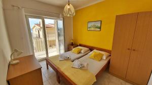 Postel nebo postele na pokoji v ubytování Apartments Mandalinic