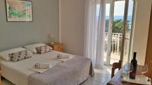 Postel nebo postele na pokoji v ubytování Apartments Mandalinic