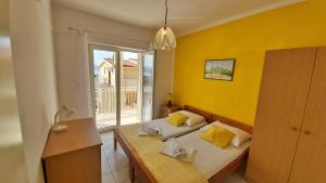 Postel nebo postele na pokoji v ubytování Apartments Mandalinic
