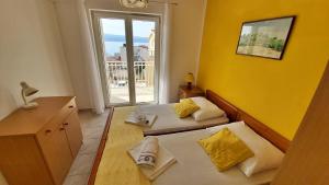 Postel nebo postele na pokoji v ubytování Apartments Mandalinic