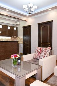 エレバンにあるYerevan-In Apartmentsのソファとテーブルのあるリビングルーム