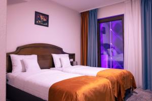 Postel nebo postele na pokoji v ubytování Hotel Aura Unirii