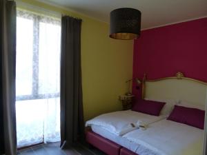 a bedroom with a bed and a window at Appartamento Bel Sito in Bardolino