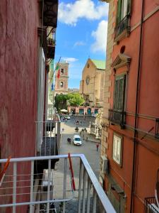 balkon z widokiem na ulicę miejską w obiekcie Cisterna's rooms w mieście Neapol +16 zdjęć