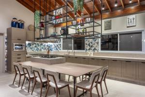 a kitchen with a large wooden table and chairs at Casa Mantiqueira Hotel Boutique in Jacutinga