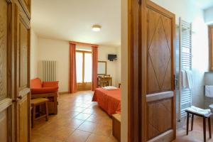 Habitación pequeña con cama y baño. en Hotel Casalpina Don Barra, en Pragelato