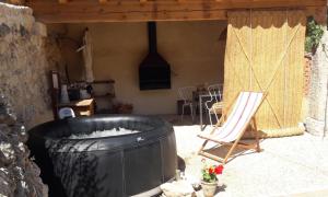 Casa la nuri في Utande: سلة مهملات سوداء كبيرة وكرسي في الغرفة