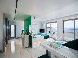 I Resort Beach Hotel & Spa的电视和/或娱乐中心