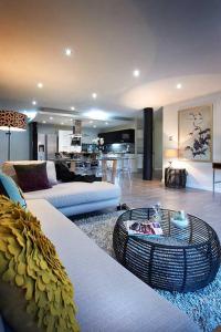 ein Wohnzimmer mit einem Sofa und einem Tisch in der Unterkunft Dynasty Forest Sandown Self Catering Hotel in Johannesburg