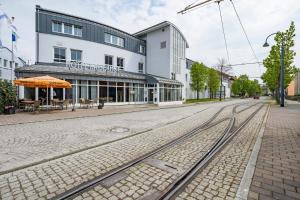 een lege straat met treinrails voor een gebouw bij Center Hotel Kaiserhof in Naumburg