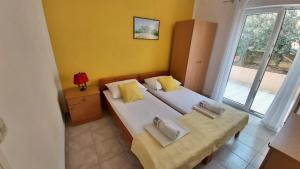 Postel nebo postele na pokoji v ubytování Apartments Mandalinic