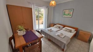 Postel nebo postele na pokoji v ubytování Apartments Mandalinic