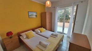 Postel nebo postele na pokoji v ubytování Apartments Mandalinic