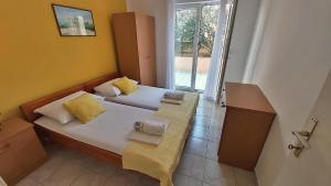 Postel nebo postele na pokoji v ubytování Apartments Mandalinic