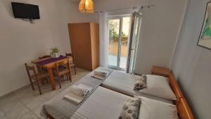TV a/nebo společenská místnost v ubytování Apartments Mandalinic