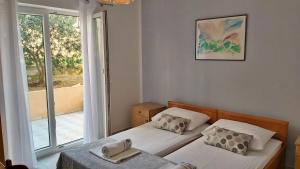 Postel nebo postele na pokoji v ubytování Apartments Mandalinic