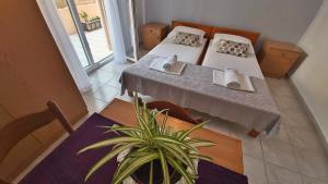 Postel nebo postele na pokoji v ubytování Apartments Mandalinic