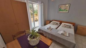 Postel nebo postele na pokoji v ubytování Apartments Mandalinic