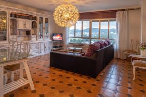 salon z kanapą i stołem w obiekcie Piso con excelentes vistas w mieście Viveiro