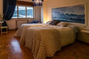 ビベイロにあるPiso con excelentes vistasの大きなベッドと大きな絵画が壁に描かれたベッドルーム1室