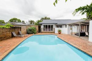een zwembad in de achtertuin van een huis bij Spacious Menlyn Maine Villa in Pretoria