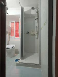 W łazience znajduje się prysznic ze szklanymi drzwiami. w obiekcie Cisterna's rooms w mieście Neapol