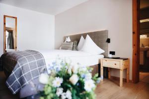 Postel nebo postele na pokoji v ubytování Hotel Steinbock Pontresina