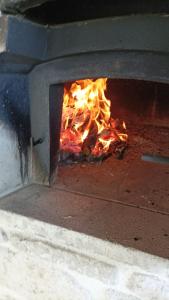un fuoco sta uscendo da un forno di mattoni di Villa Rico Masseria nel Parco a Caramanico Terme