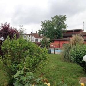 a yard with some bushes and trees and buildings at Agriturismo e Az. Agricola Ma.Mi in Sale