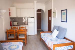 奎特里拉的住宿－中央公寓式酒店，带沙发的小客厅和厨房