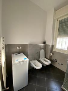 Casa Marisò في بولونيا: حمام صغير مع مرحاض ومغسلة