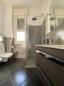 een badkamer met een douche, een toilet en een wastafel bij Casa Marisò in Bologna