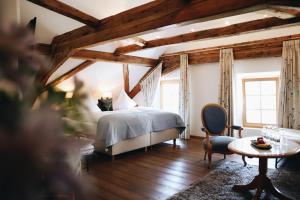 Postel nebo postele na pokoji v ubytování Hotel Steinbock Pontresina
