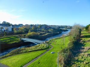 eine Brücke über einen Fluss neben einer Stadt in der Unterkunft Assaroe Falls in Ballyshannon