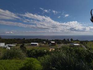einen Blick auf eine Stadt mit dem Meer im Hintergrund in der Unterkunft Cabaña Los Lagos in Puerto Montt