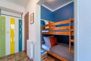 a bedroom with two bunk beds in a room at Blankwasserweg 131 Lensterstrand Oase Bungalow 2 in Lenste