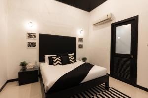 SaffronStays Uno Crest, Lonavala - 4 BDR Artistically Decorated Villa Near Bhushi Dam客房内的一张或多张床位