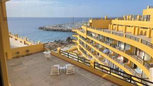 Un balcón de un edificio con vista al mar. en Ocean Golf, en San Miguel de Abona