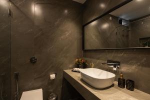 SaffronStays Uno Crest, Lonavala - 4 BDR Artistically Decorated Villa Near Bhushi Dam的一间浴室