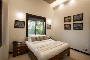 SaffronStays Uno Crest, Lonavala - 4 BDR Artistically Decorated Villa Near Bhushi Dam客房内的一张或多张床位