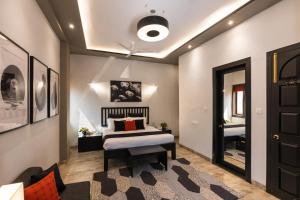 SaffronStays Uno Crest, Lonavala - 4 BDR Artistically Decorated Villa Near Bhushi Dam客房内的一张或多张床位