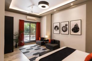 SaffronStays Uno Crest, Lonavala - 4 BDR Artistically Decorated Villa Near Bhushi Dam的休息区