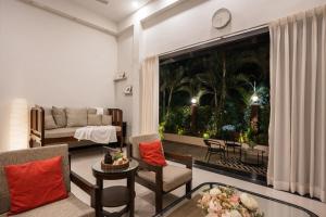 SaffronStays Uno Crest, Lonavala - 4 BDR Artistically Decorated Villa Near Bhushi Dam的休息区