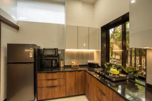 SaffronStays Uno Crest, Lonavala - 4 BDR Artistically Decorated Villa Near Bhushi Dam的厨房或小厨房